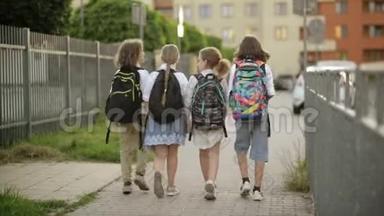 <strong>上学</strong>的孩子，一个男孩和一个女孩，带着背包<strong>上学</strong>。 后景。 回到学校，知识日